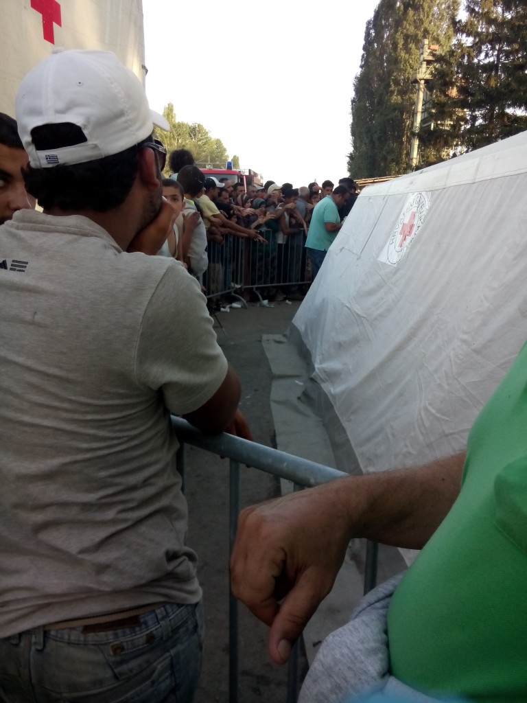 Am Bahnhof. Wütende Menschen bedrängen das Rote Kreuz, nachdem wir am Verteilen warmen Essens gehindert wurden