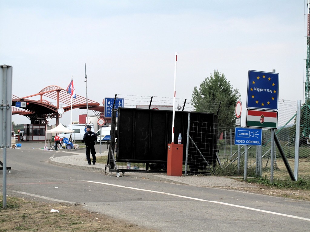 Der beinahe nur mit der Lupe zu erkennende weiße Pavillon im linken Drittel des Bildes scheint die Versorgungsstation des ungarischen Roten Kreuzes zu sein.