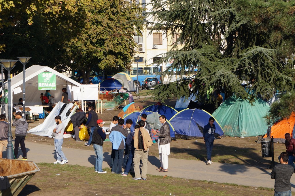 Refugees Welcome in Belgrad. In Belgrad befindet sich mitten in der Stadt ein Camp von Geflüchteten. Für sie gibt es von 10 – 22 Uhr Tee und Essen. Außerdem gibt es Kleidung und einen Infostand.