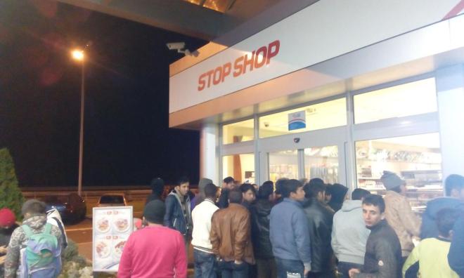 3-Petrol-station-in-Adaševci-closed-for-migrants_kl